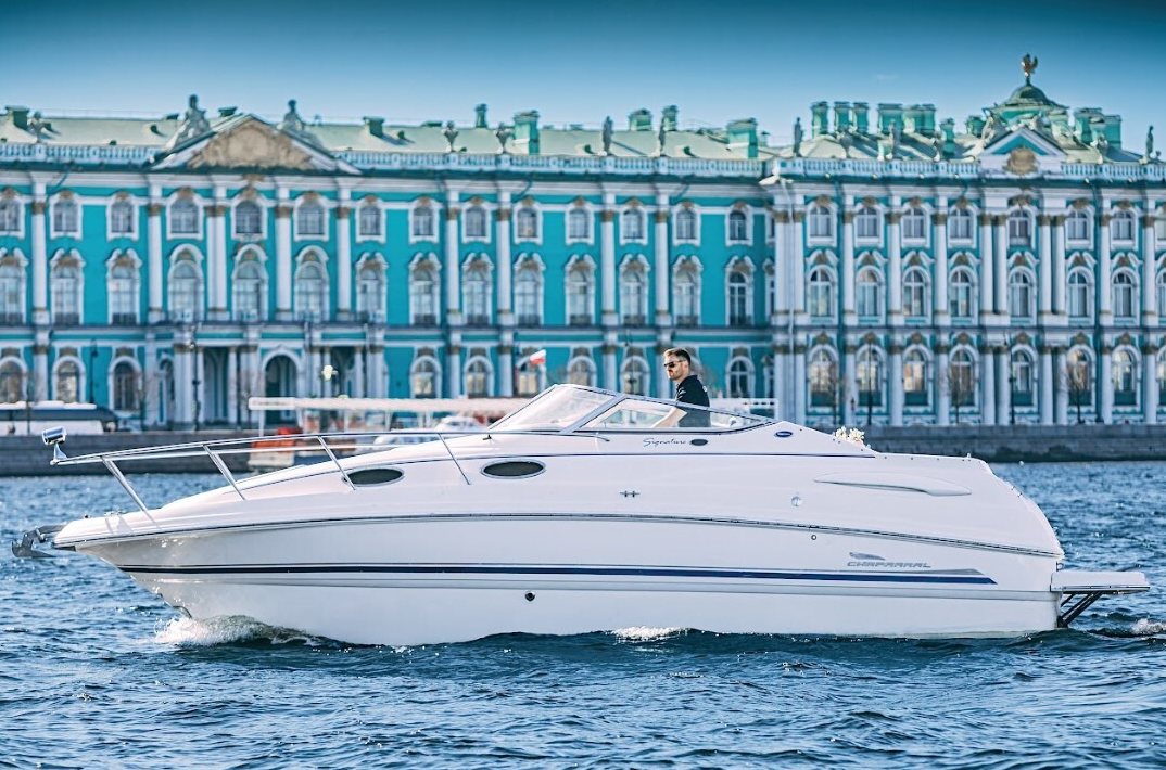Катер «Адмирал» у причала — прокат в СПб