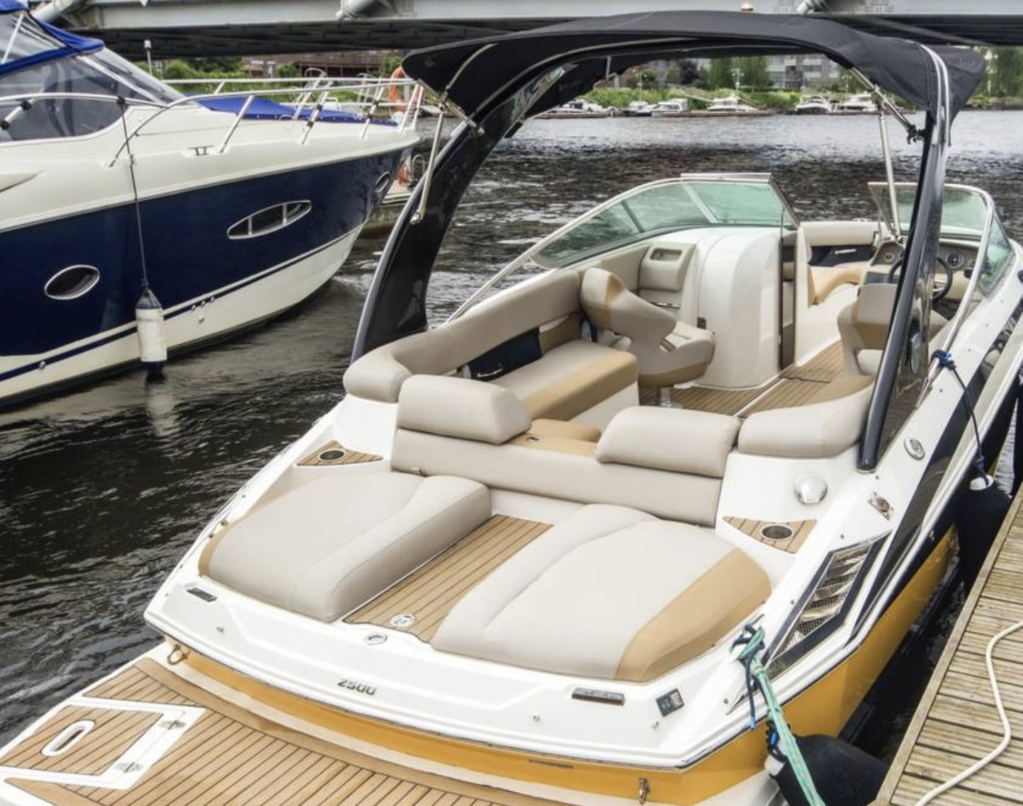 Катер «Аль-Мактум» идёт по каналам Петербурга