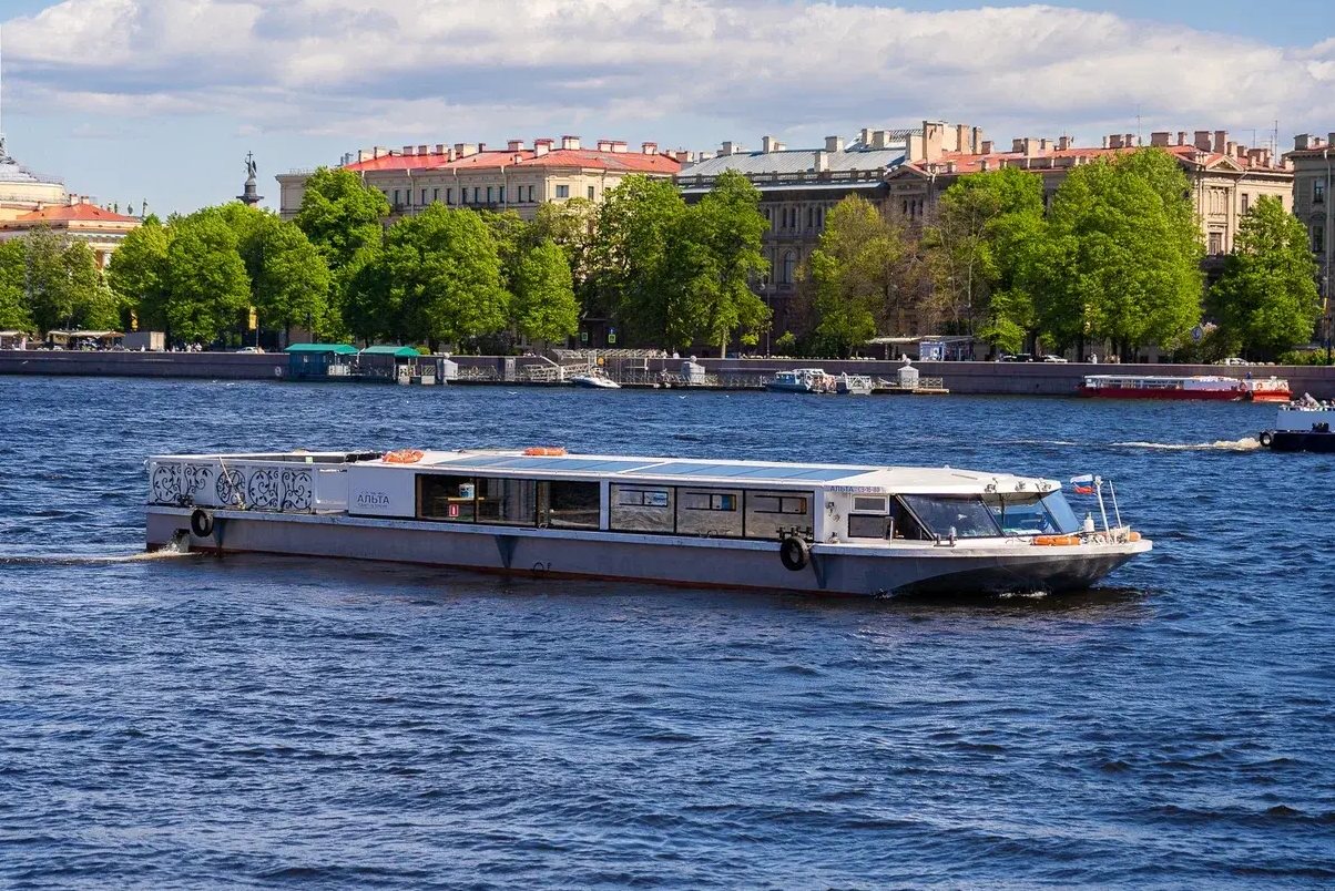 Теплоход «Альта» идёт по каналам Петербурга