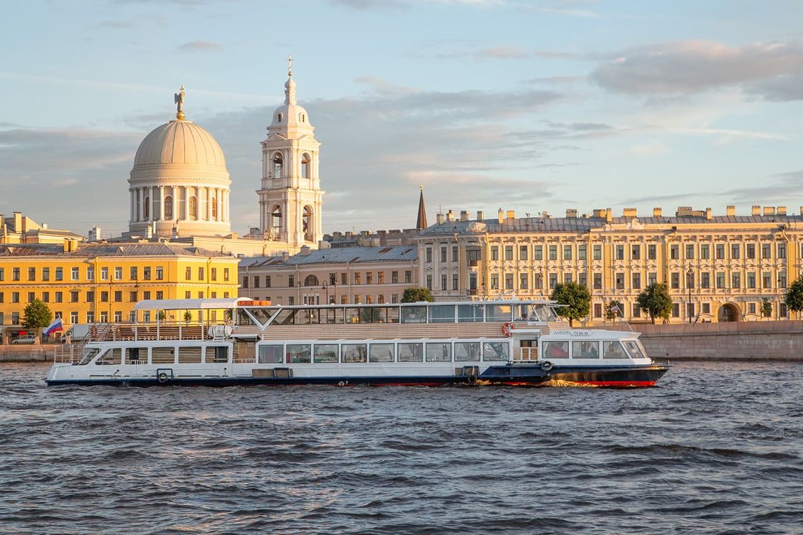 Теплоход «Амели» у причала — прокат в СПб