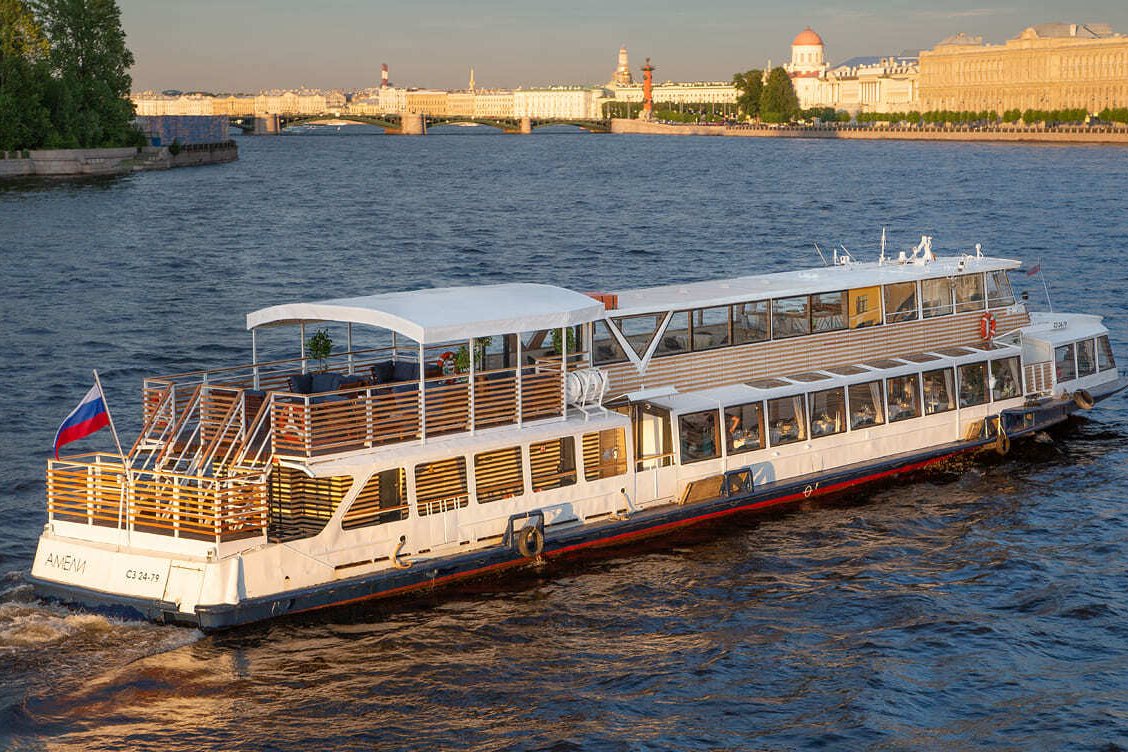 Прокат теплохода «Амели» в Петербурге — водная прогулка