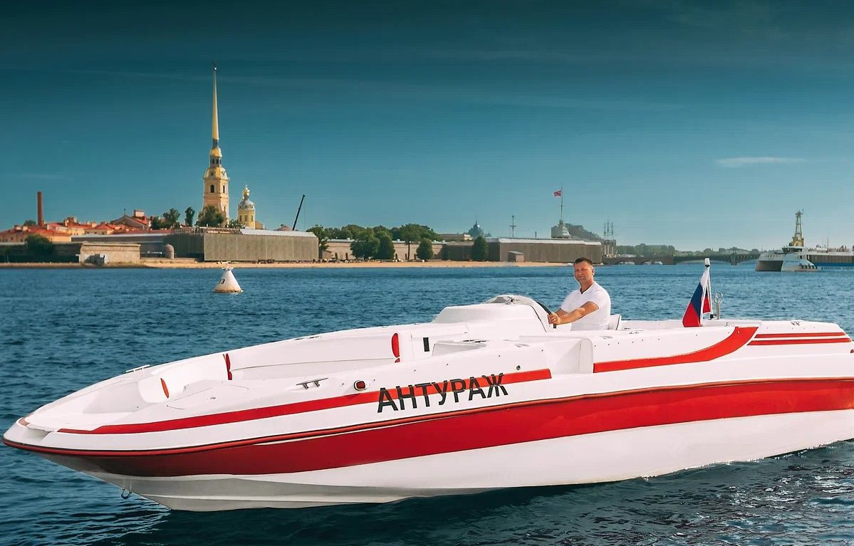 Катер «Антураж» у причала — прокат в СПб — фото 14