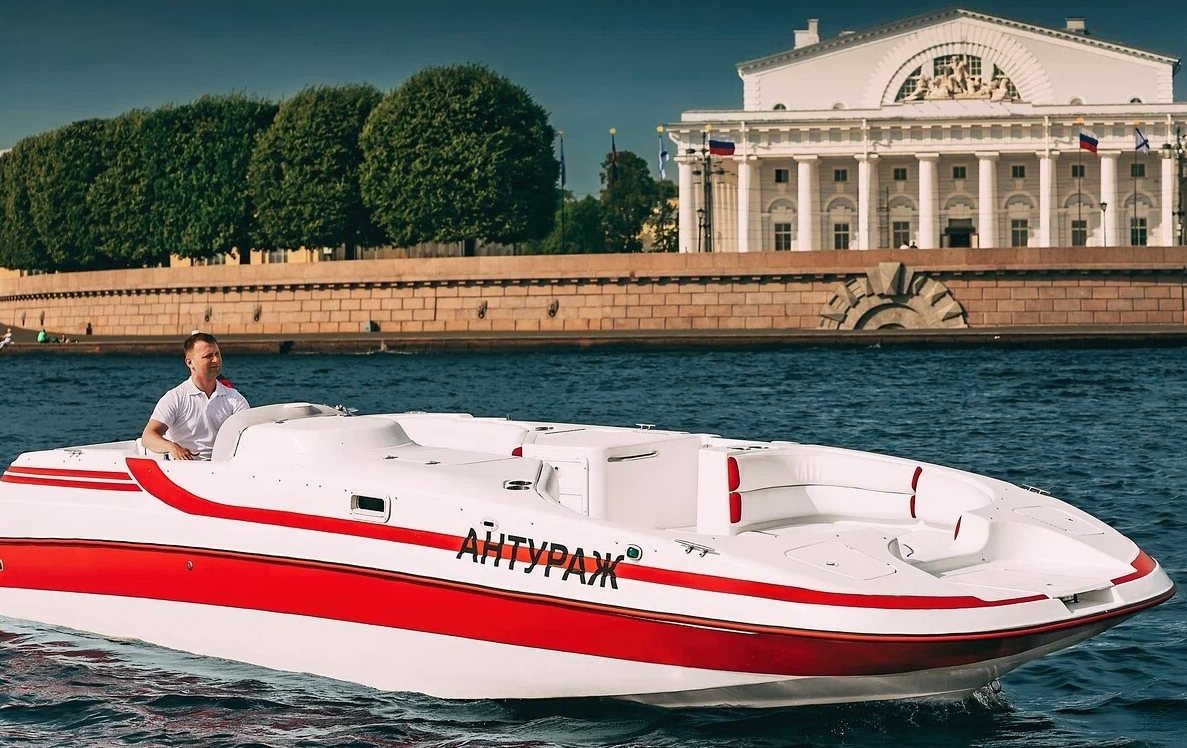 Катер «Антураж» идёт по каналам Петербурга — фото 16