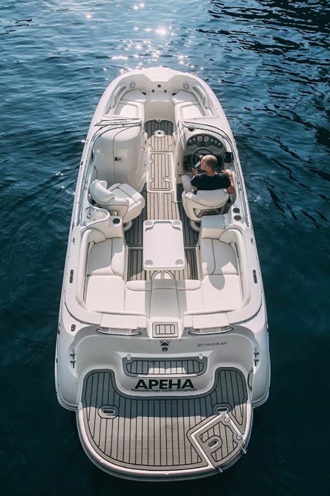 Катер «Арена» — палуба и салон, прокат с капитаном