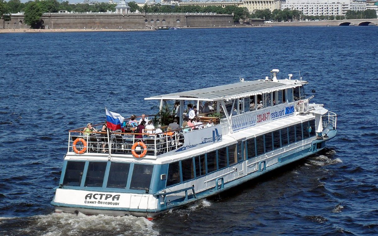 Теплоход «Астра» у причала — прокат в СПб