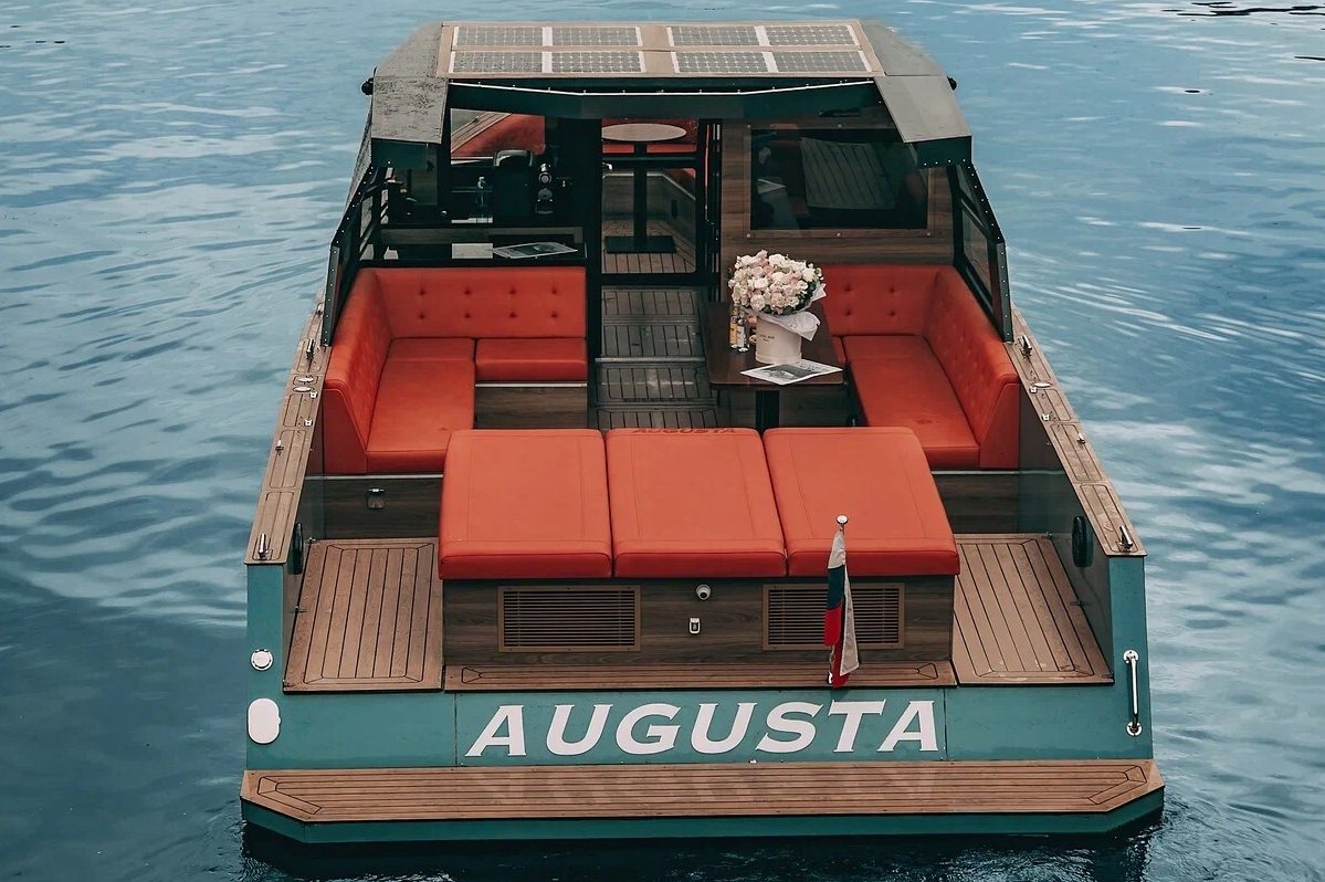 Прокат катера «Агуста / Augusta» на закате в СПб