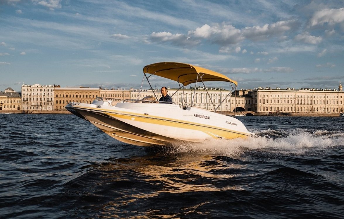 Прокат катера «Аврора» на закате в СПб