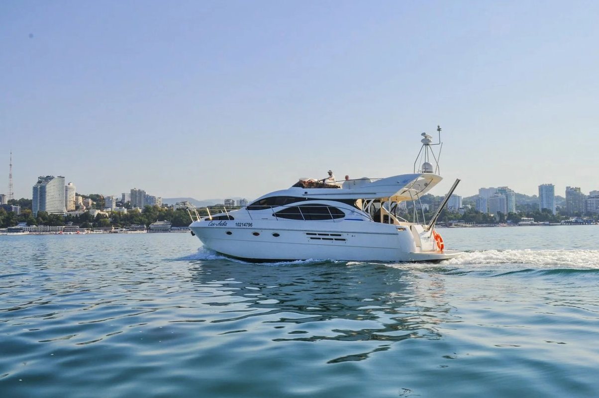 Яхта «Азимут 46 / Azimut 46» у причала — прокат в СПб