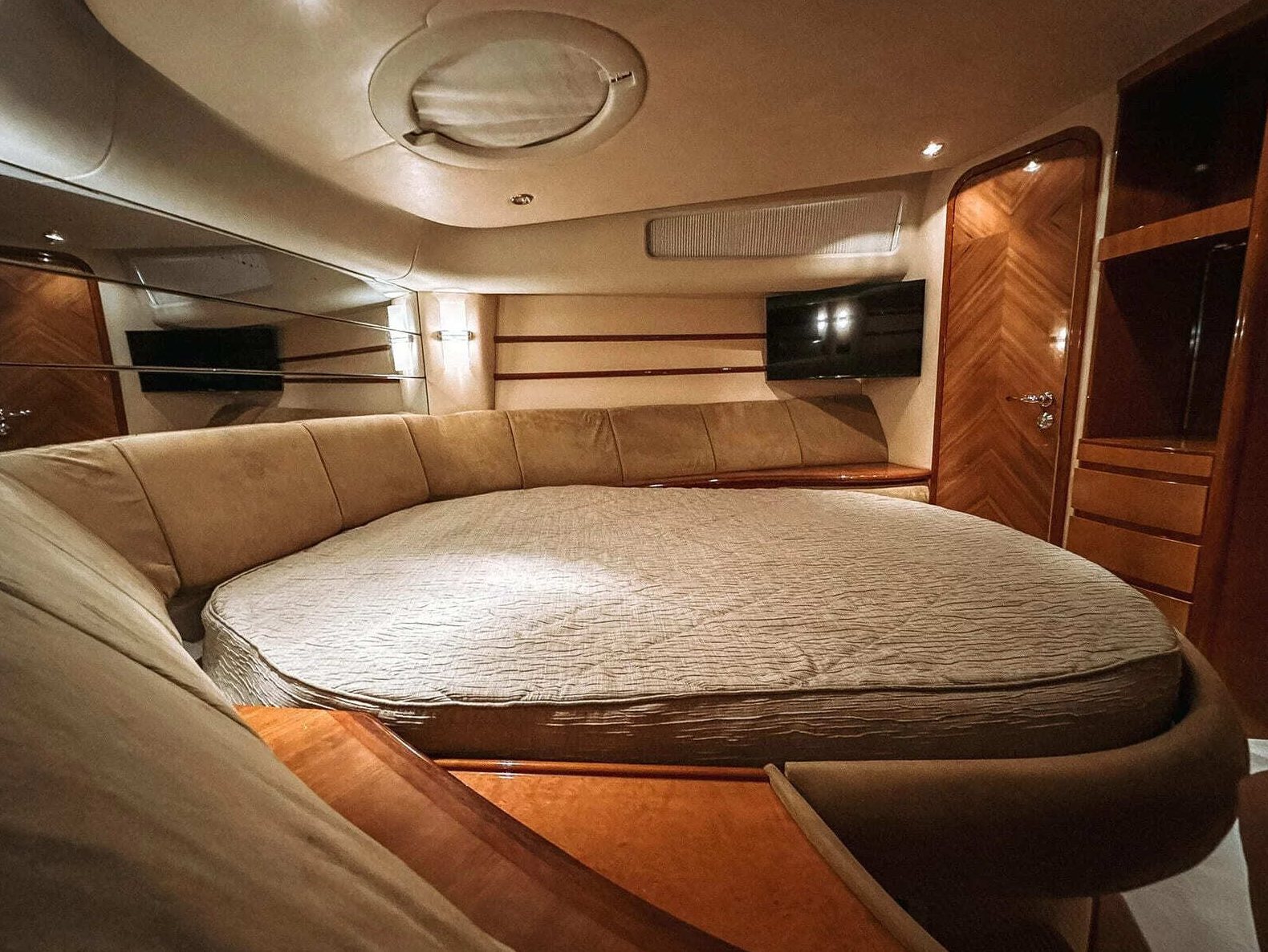 Яхта «Азимут 46 / Azimut 46» у причала — прокат в СПб — фото 14