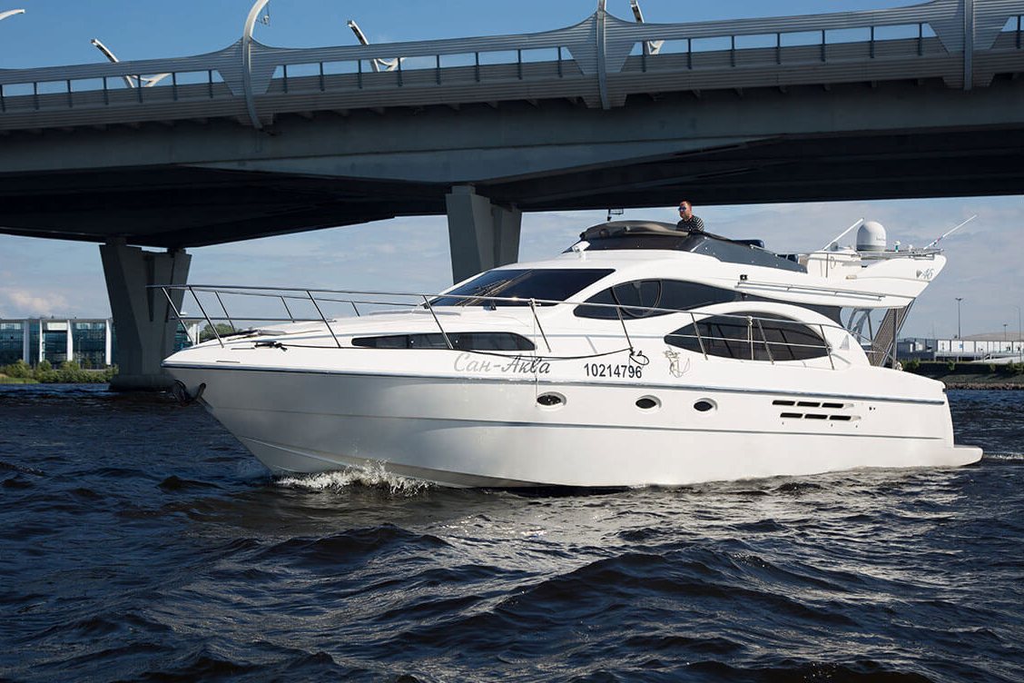 Яхта «Азимут 46 / Azimut 46» идёт по каналам Петербурга — фото 16