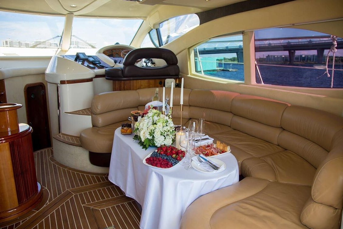 Речная прогулка на яхте «Азимут 46 / Azimut 46» мимо достопримечательностей