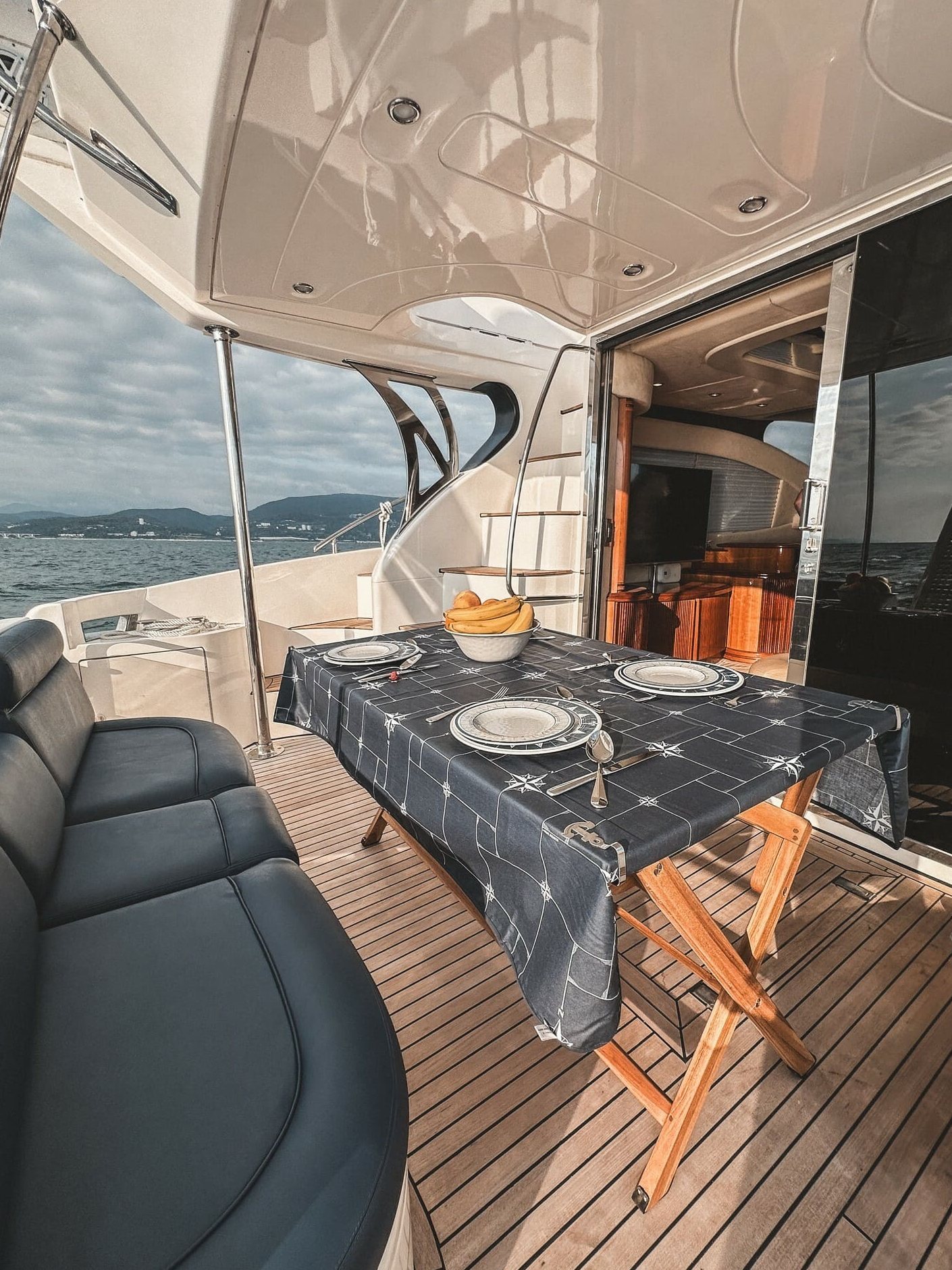 Прокат яхты «Азимут 46 / Azimut 46» на закате в СПб
