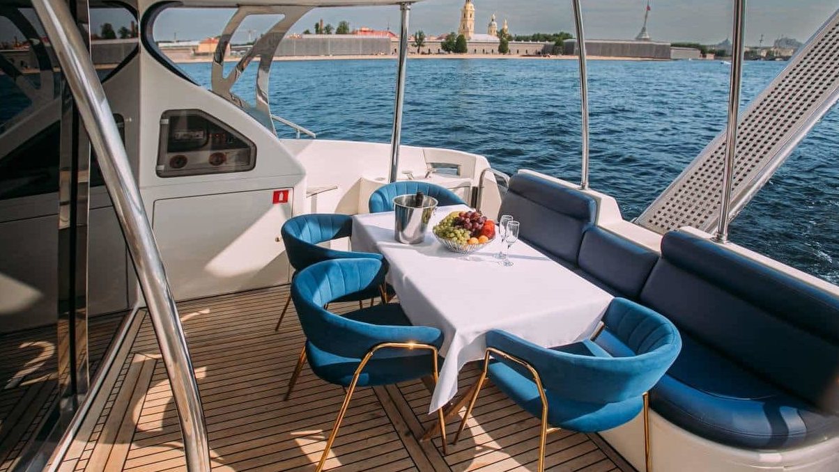 Водная экскурсия на яхте «Азимут 46 / Azimut 46» — Северная Венеция