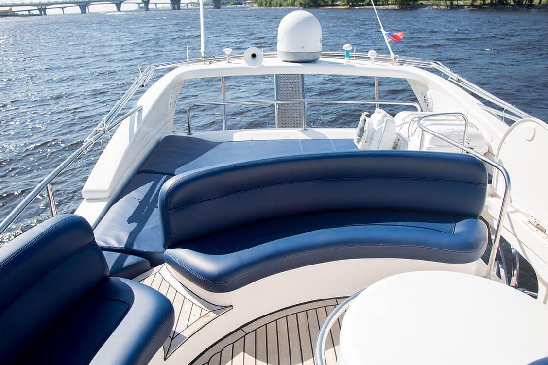 Яхта «Азимут 46 / Azimut 46» идёт по каналам Петербурга