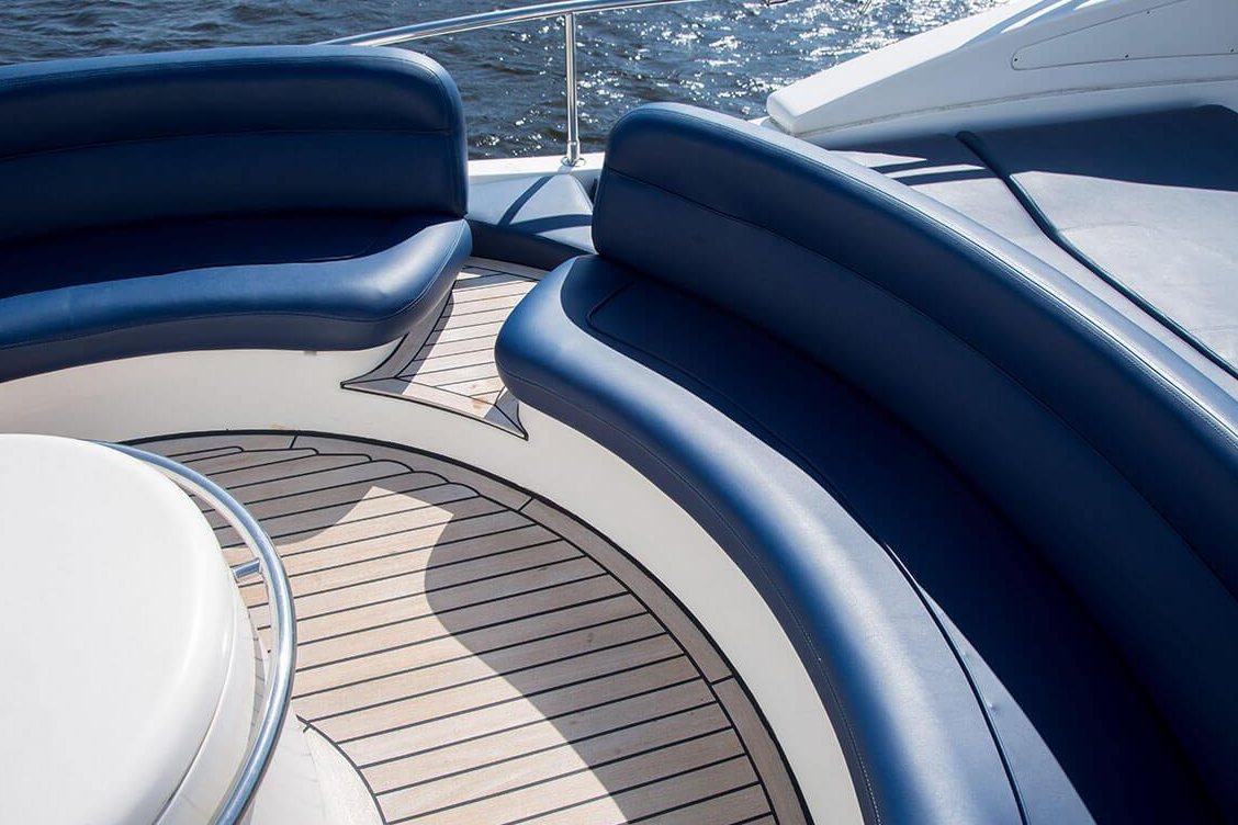 Снять яхту «Азимут 46 / Azimut 46» на час в Санкт-Петербурге