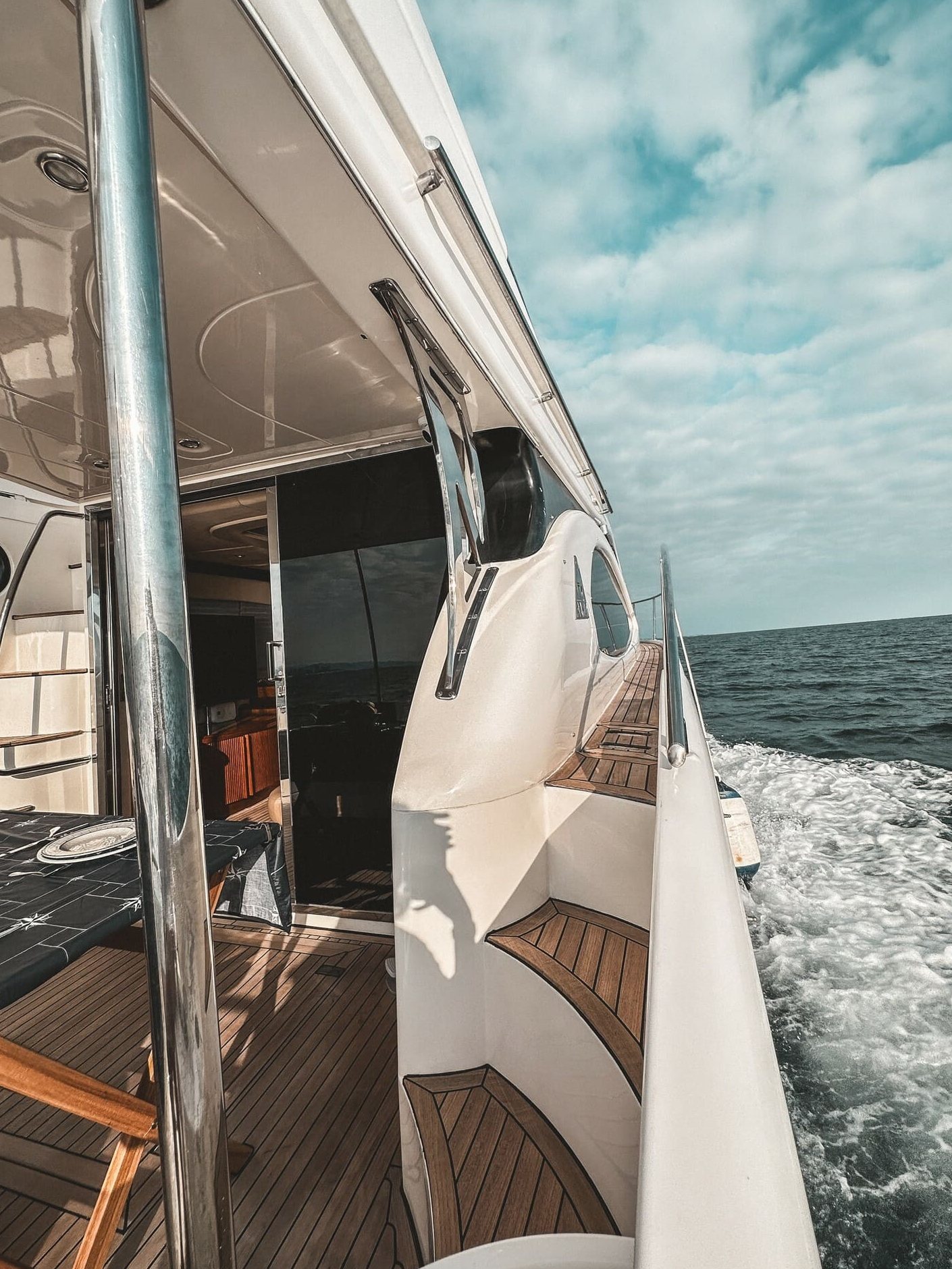 Яхта «Азимут 46 / Azimut 46» — швартовка у набережной