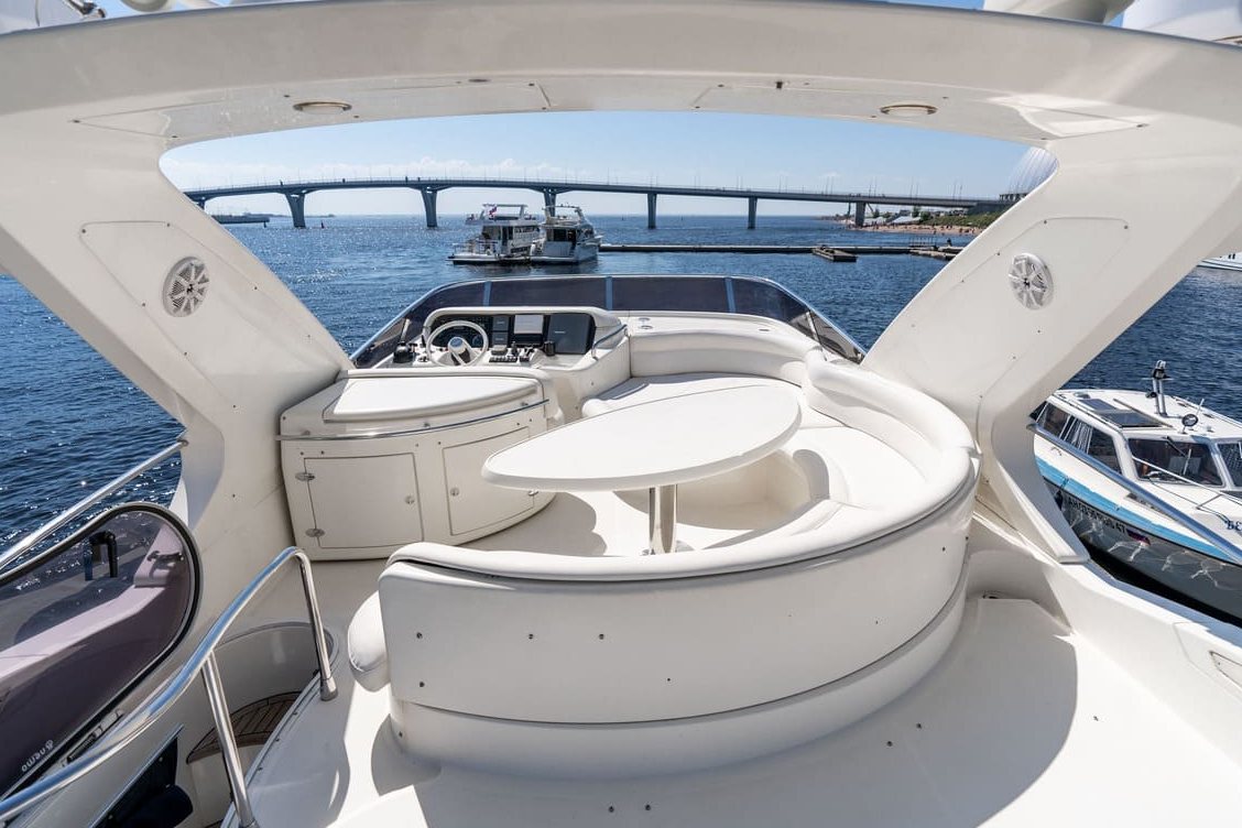 Яхта «Азимут 55 / Azimut 55» идёт по каналам Петербурга