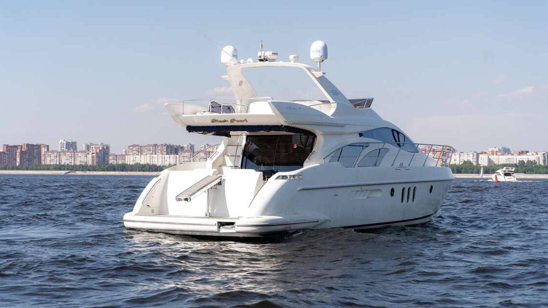 Яхта «Азимут 55 / Azimut 55» у причала — прокат в СПб
