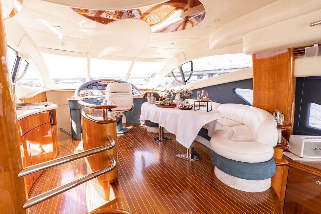 Прокат яхты «Азимут 55 / Azimut 55» на закате в СПб