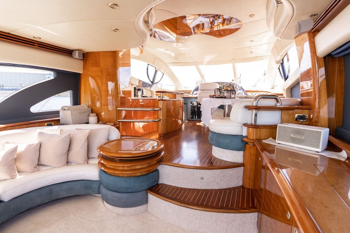 Яхта «Азимут 55 / Azimut 55» — швартовка у набережной