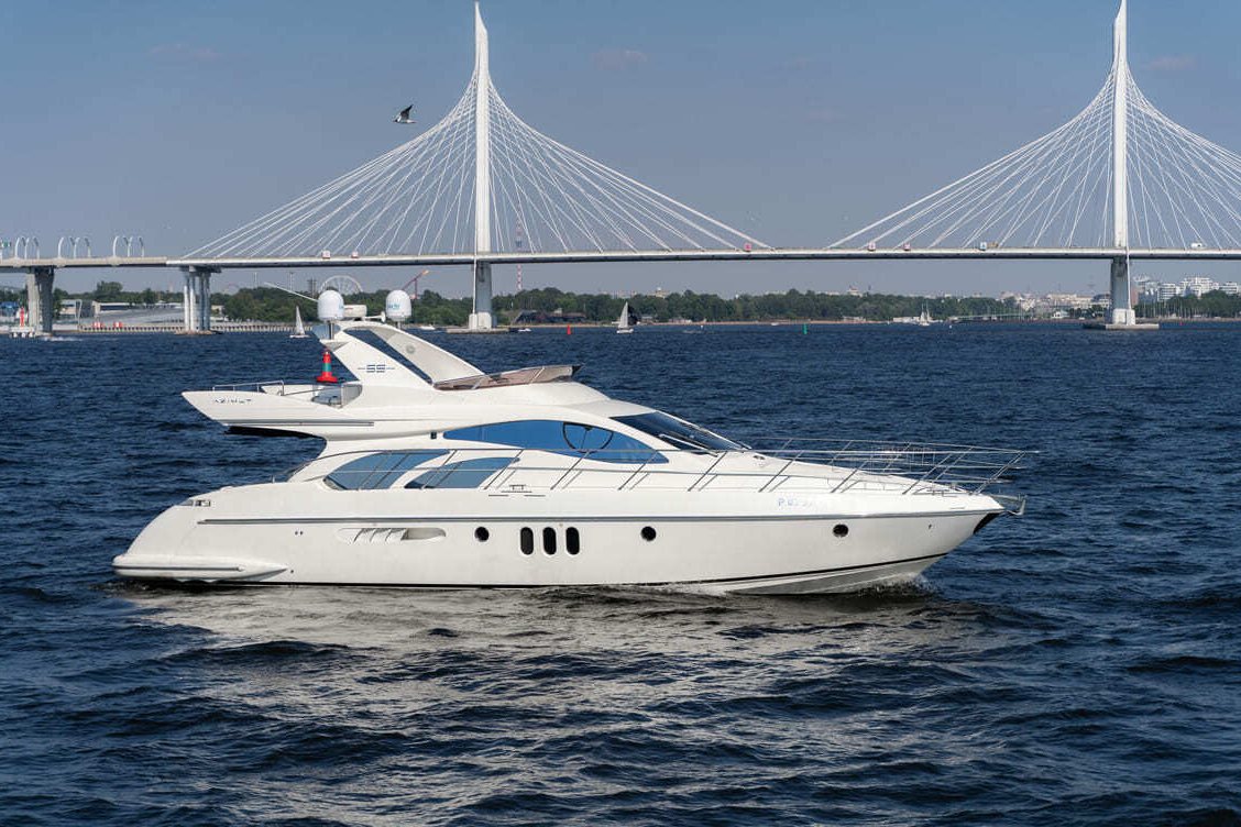 Яхта «Азимут 55 / Azimut 55» идёт по каналам Петербурга — фото 16