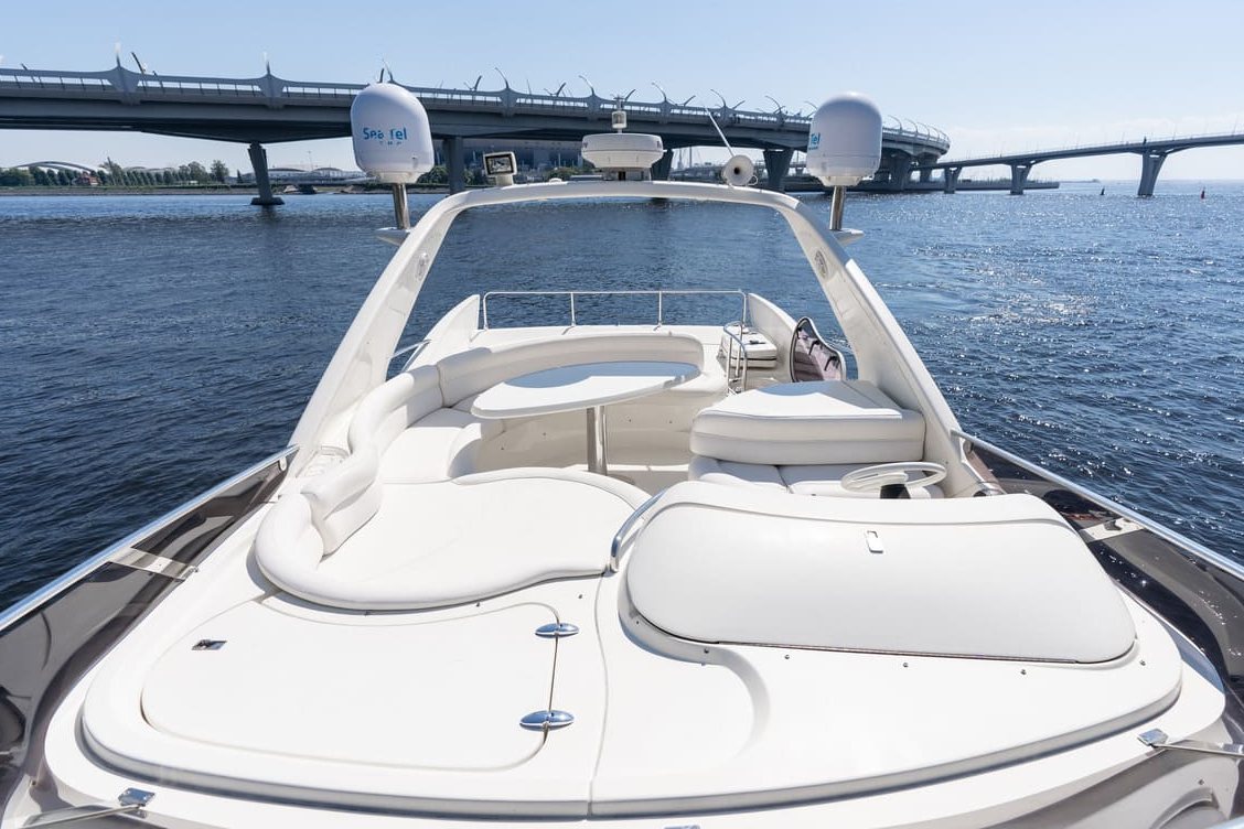 Снять яхту «Азимут 55 / Azimut 55» на час в Санкт-Петербурге