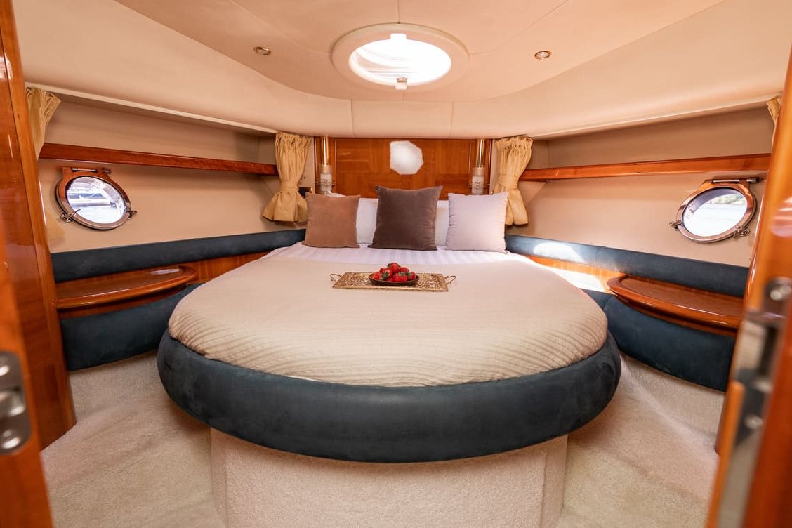 Яхта «Азимут 55 / Azimut 55» в акватории Невы — снять с капитаном