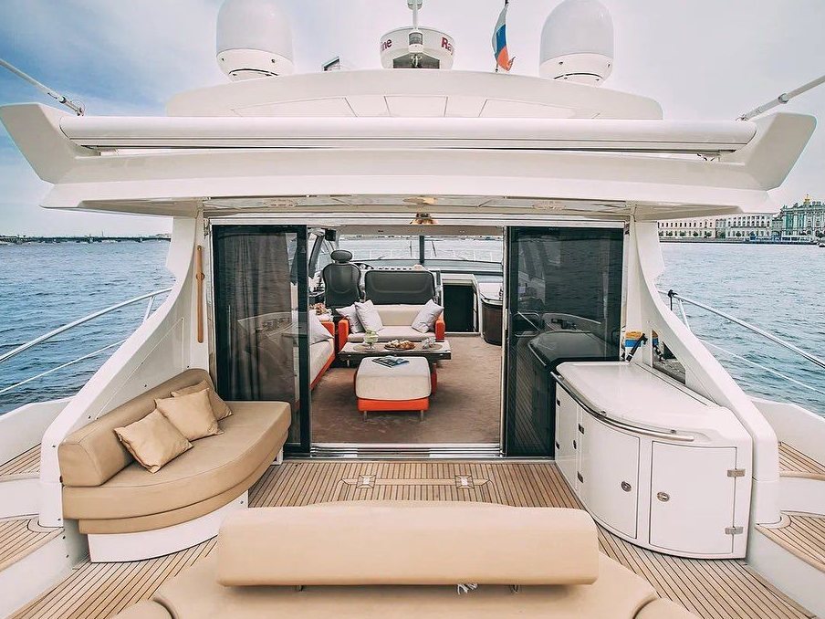 Яхта «Azimut 62» — палуба и салон, прокат с капитаном