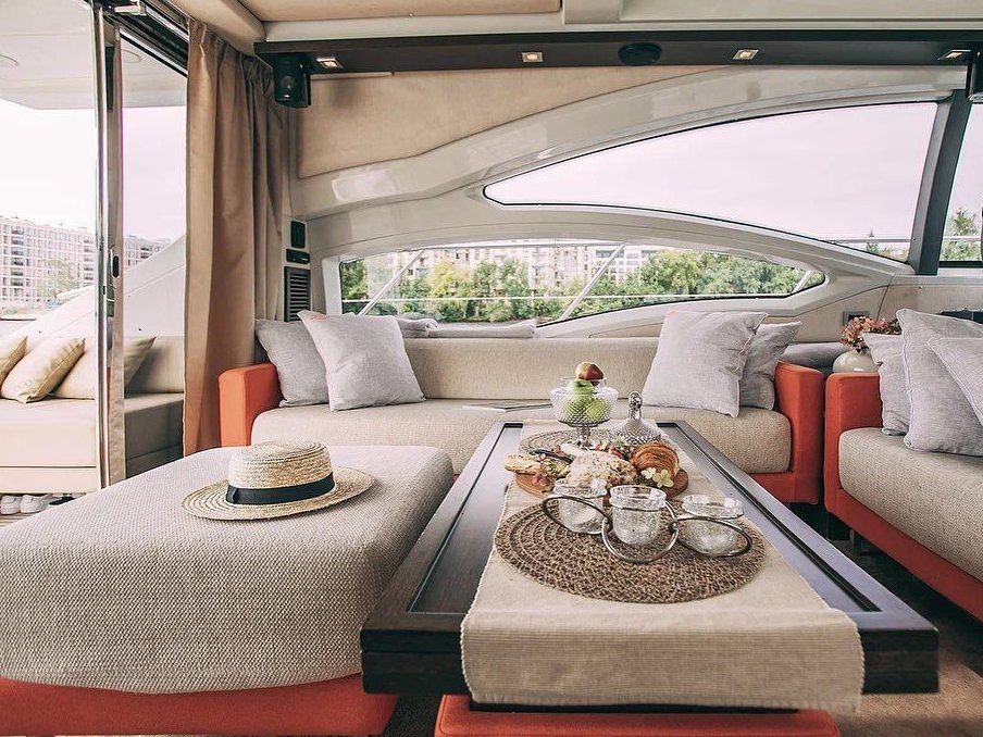 Прокат яхты «Azimut 62» на закате в СПб