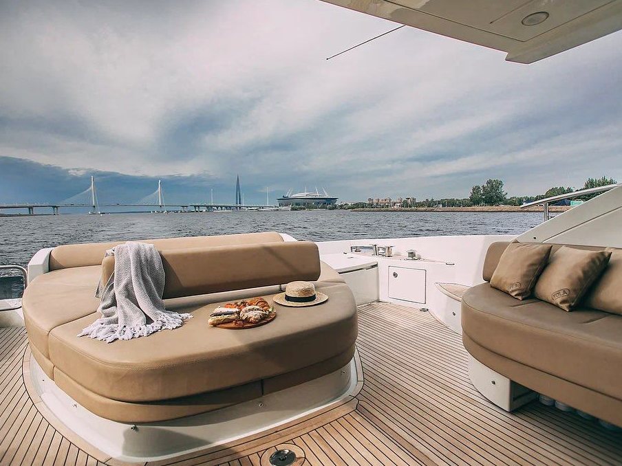 Яхта «Azimut 62» идёт по каналам Петербурга