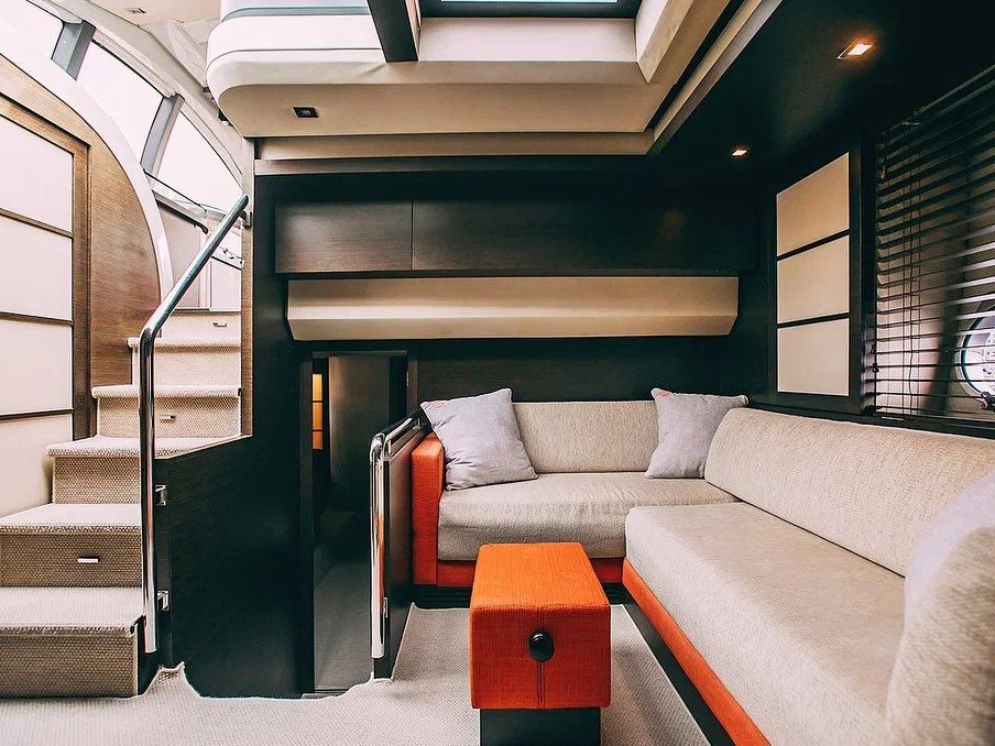 Речная прогулка на яхте «Azimut 62» мимо достопримечательностей