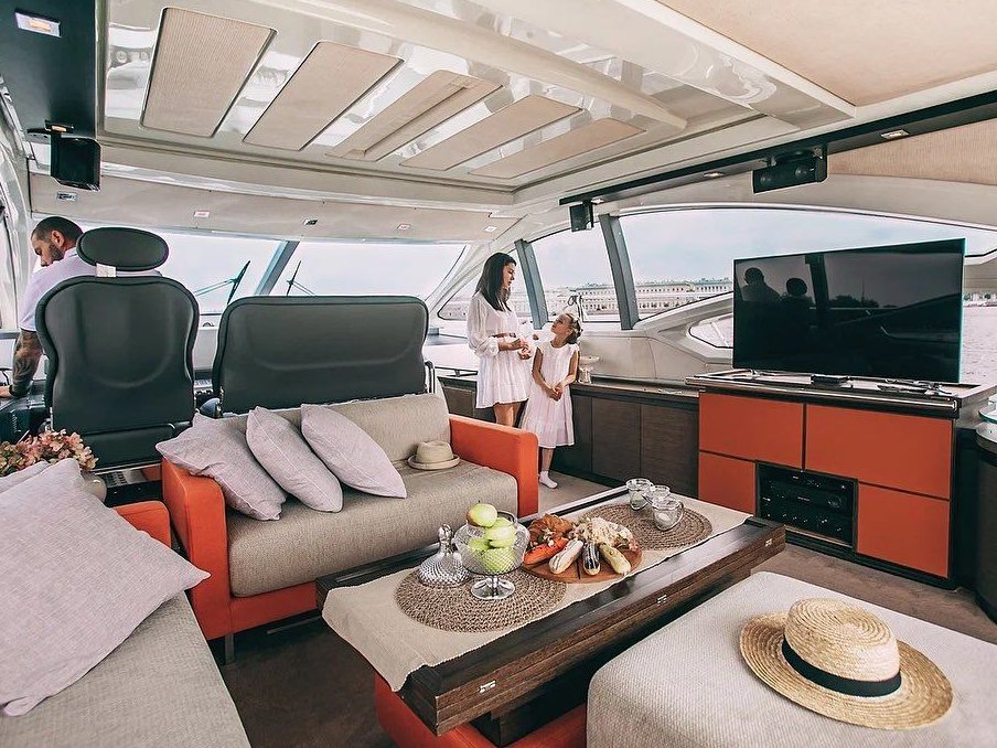 Водная экскурсия на яхте «Azimut 62» — Северная Венеция