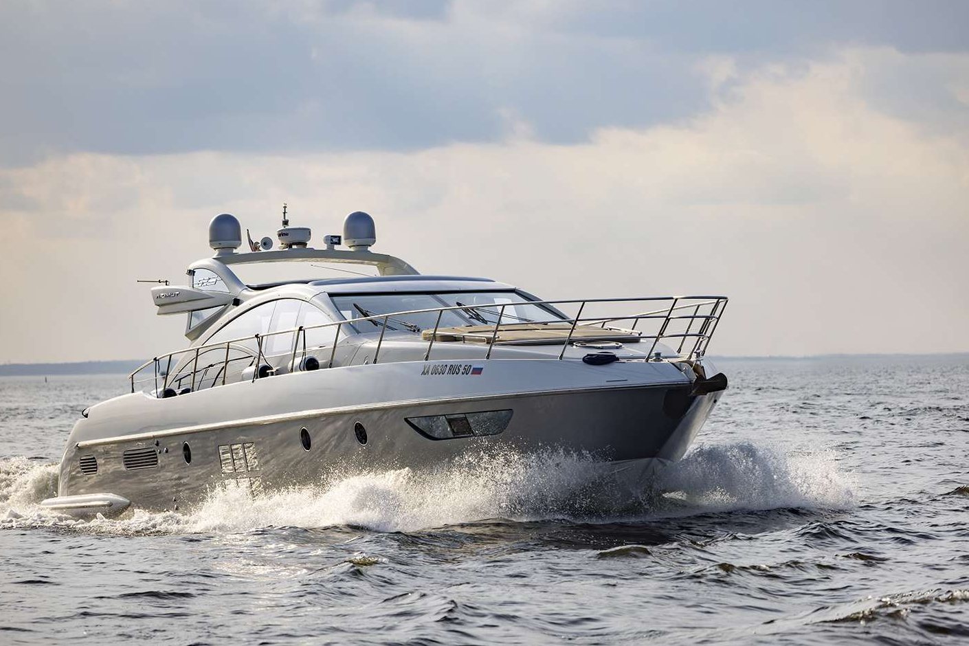 Яхта «Azimut 62» идёт по каналам Петербурга — фото 16