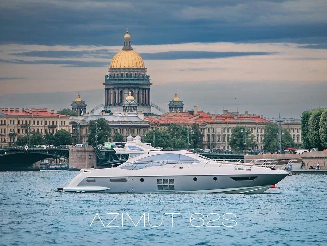 Яхта «Azimut 62» у причала — прокат в СПб