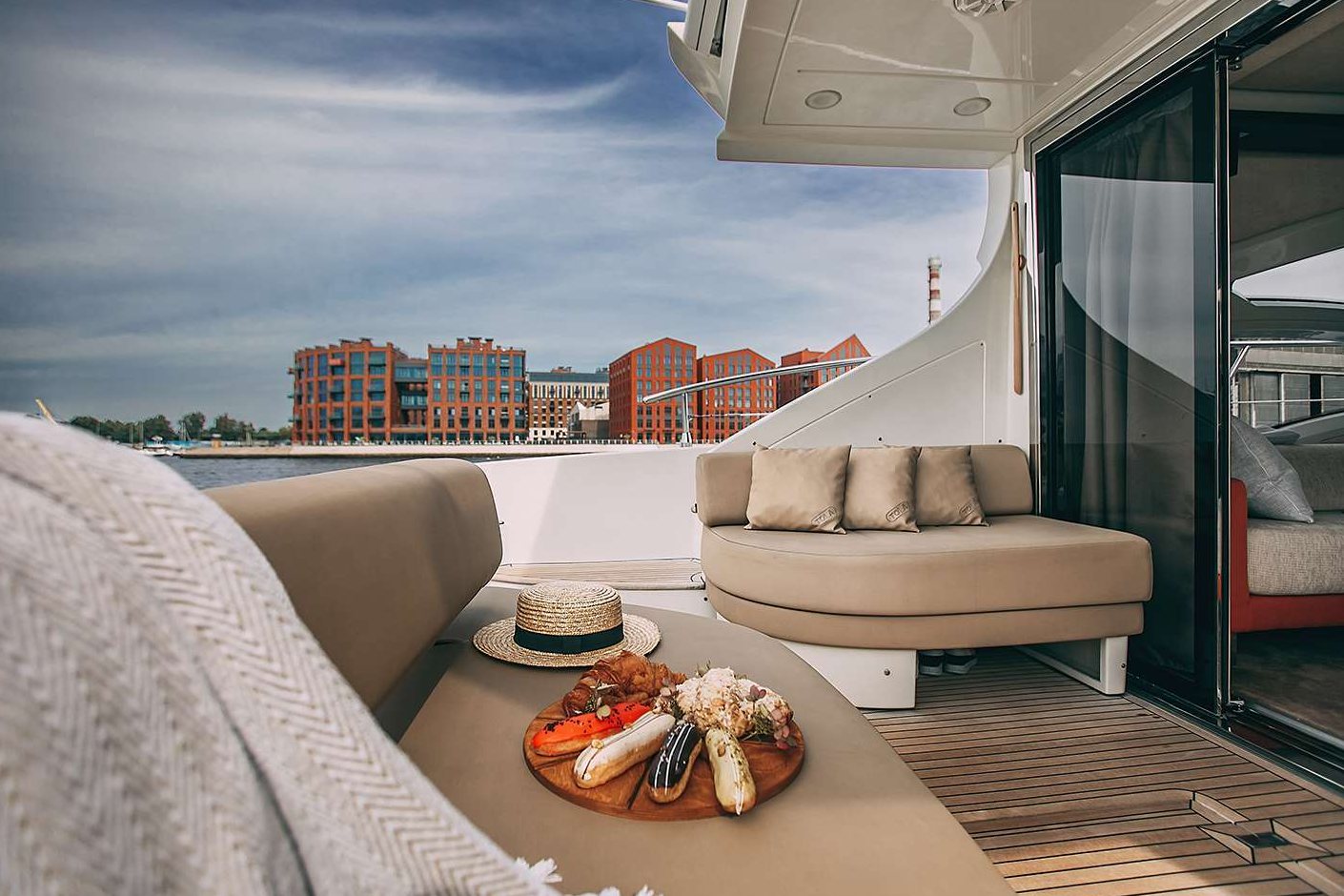 Прогулка по рекам на яхте «Azimut 62»