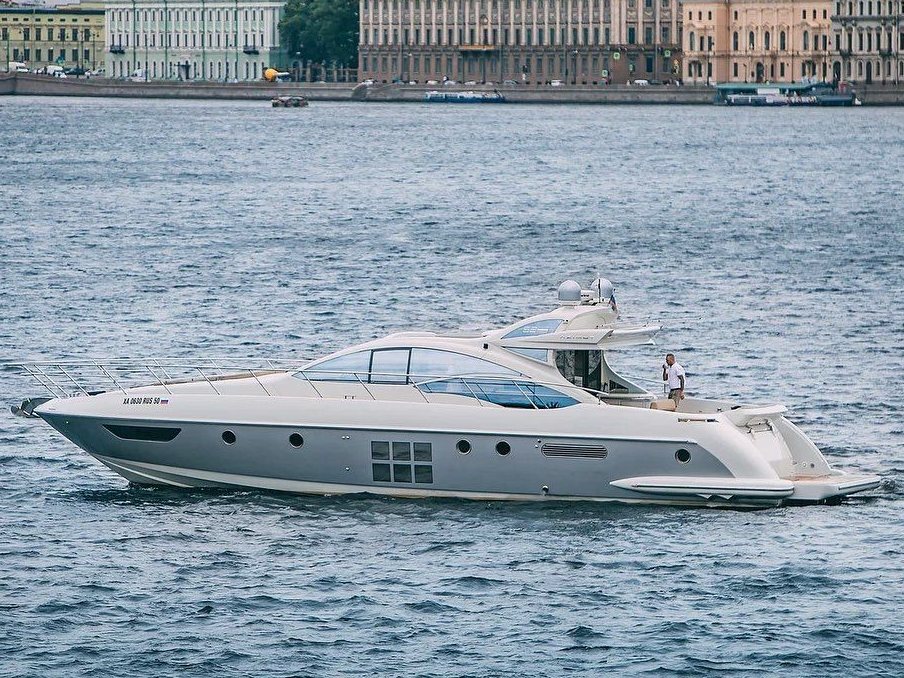 Прокат катера «Azimut 62» в Петербурге — водная прогулка