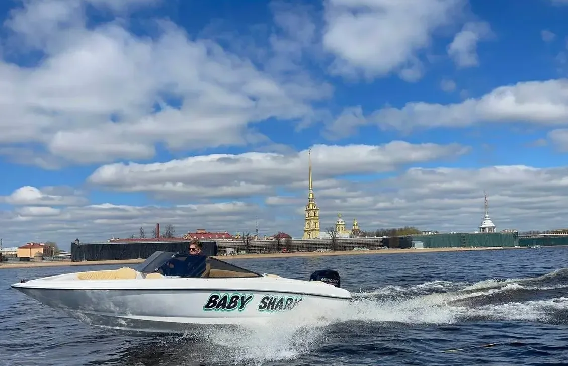 Катер «Бейби шарк / Baby Shark» — швартовка у набережной