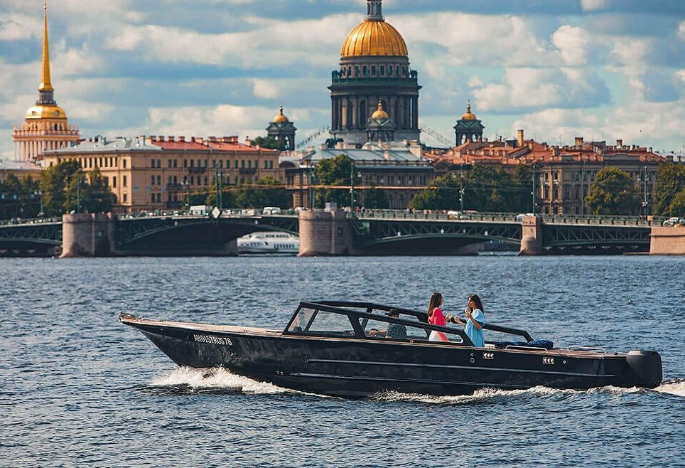 Катер «Blueberry» у причала — прокат в СПб