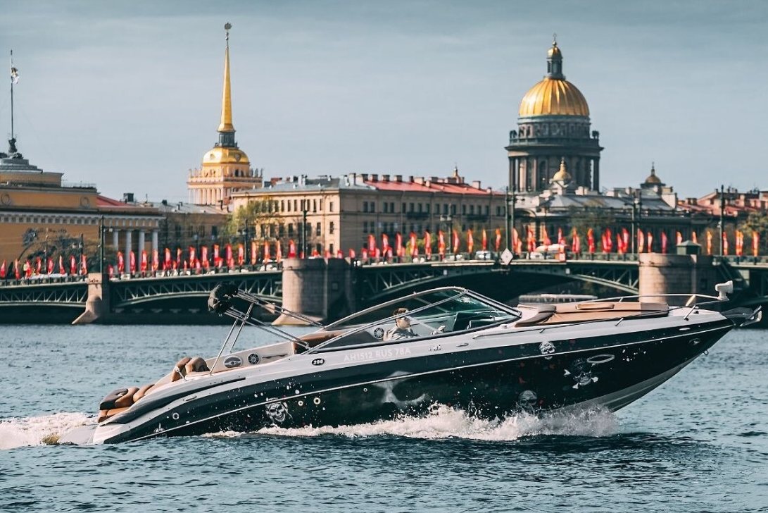 Снять катер «Бикини Босс / Bikini Boss» на час в Санкт-Петербурге