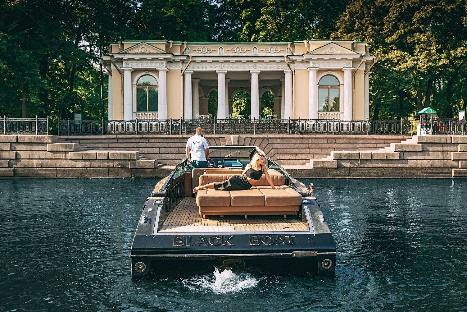 Катер «Блэк Боат / Black Boat» идёт по каналам Петербурга