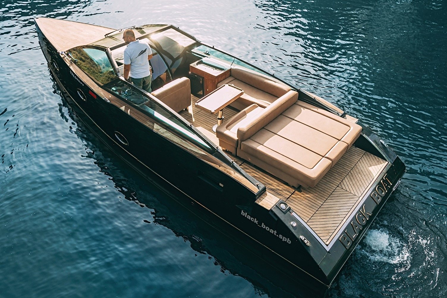 Снять катер «Блэк Боат / Black Boat» на час в Санкт-Петербурге