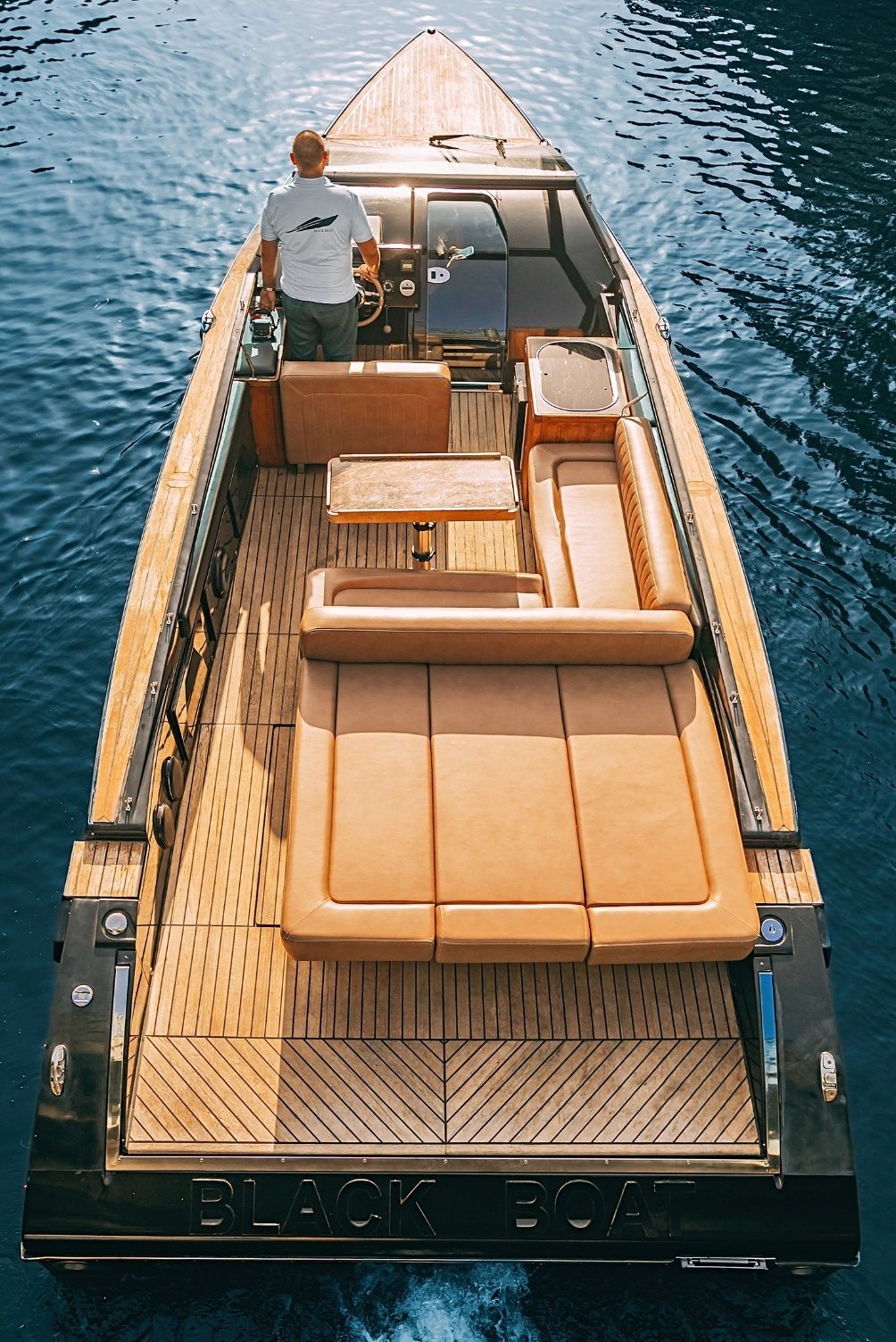 Катер «Блэк Боат / Black Boat» у причала — прокат в СПб