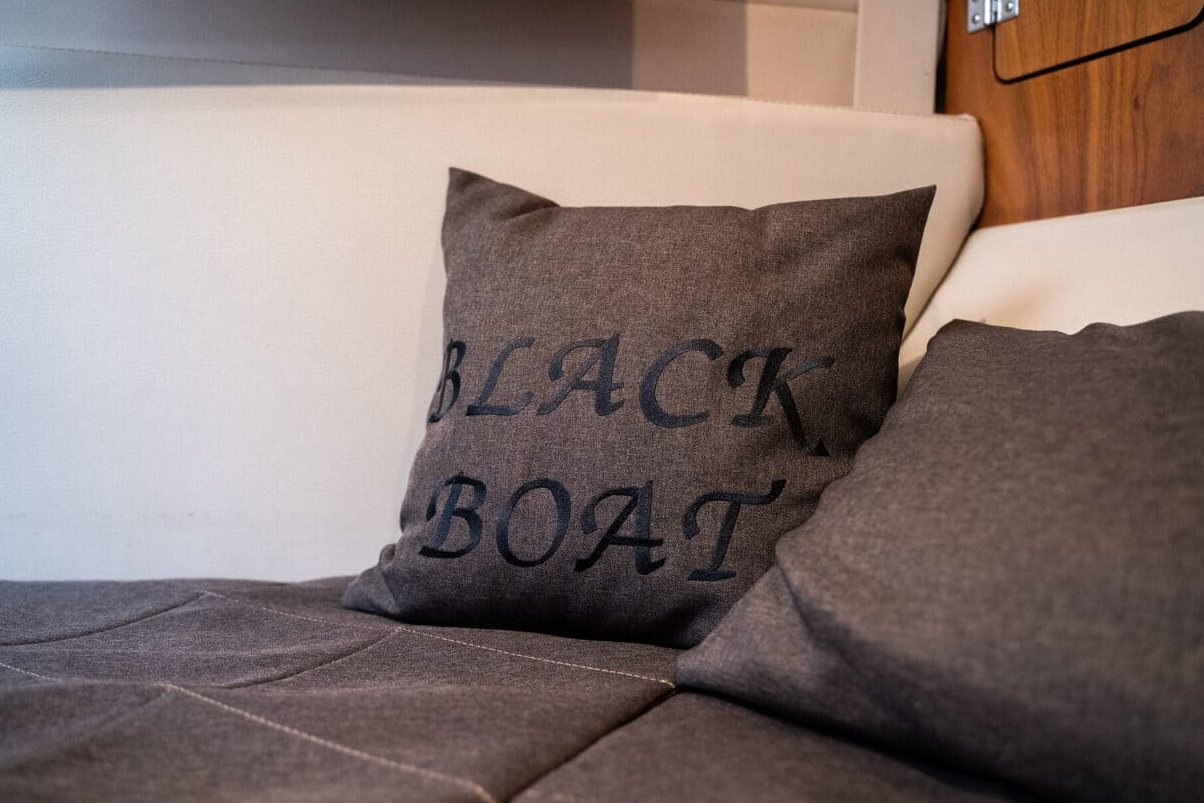 Прокат катера «Блэк Боат / Black Boat» на закате в СПб