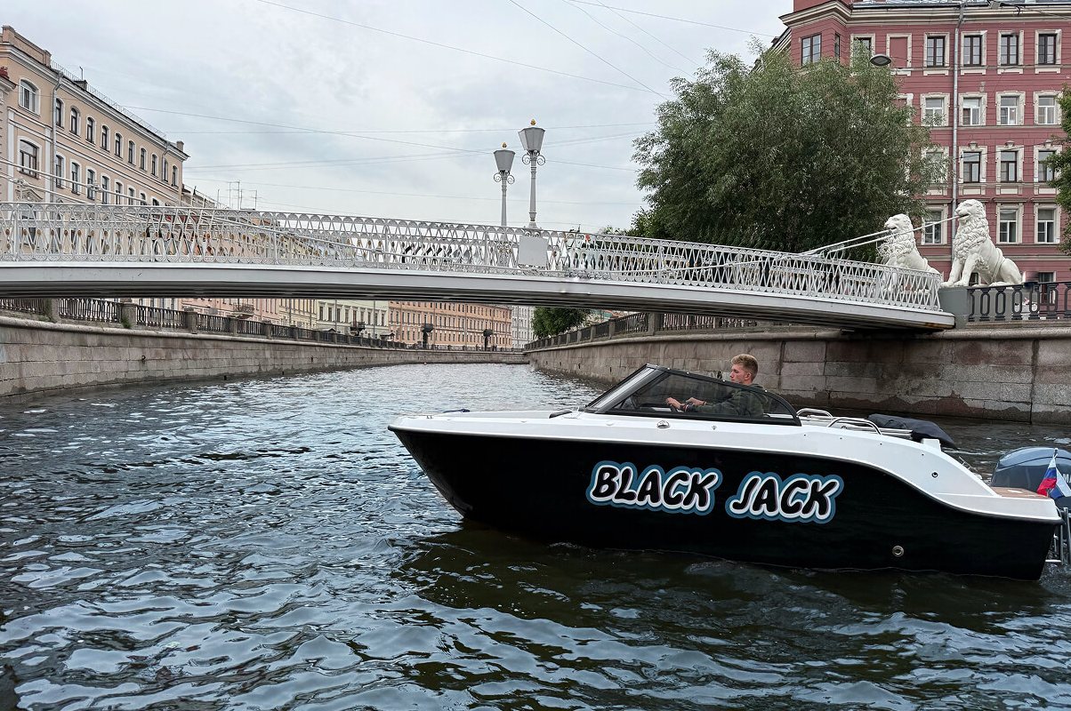 Снять катер «Блэк Джек / Black Jack» на час в Санкт-Петербурге