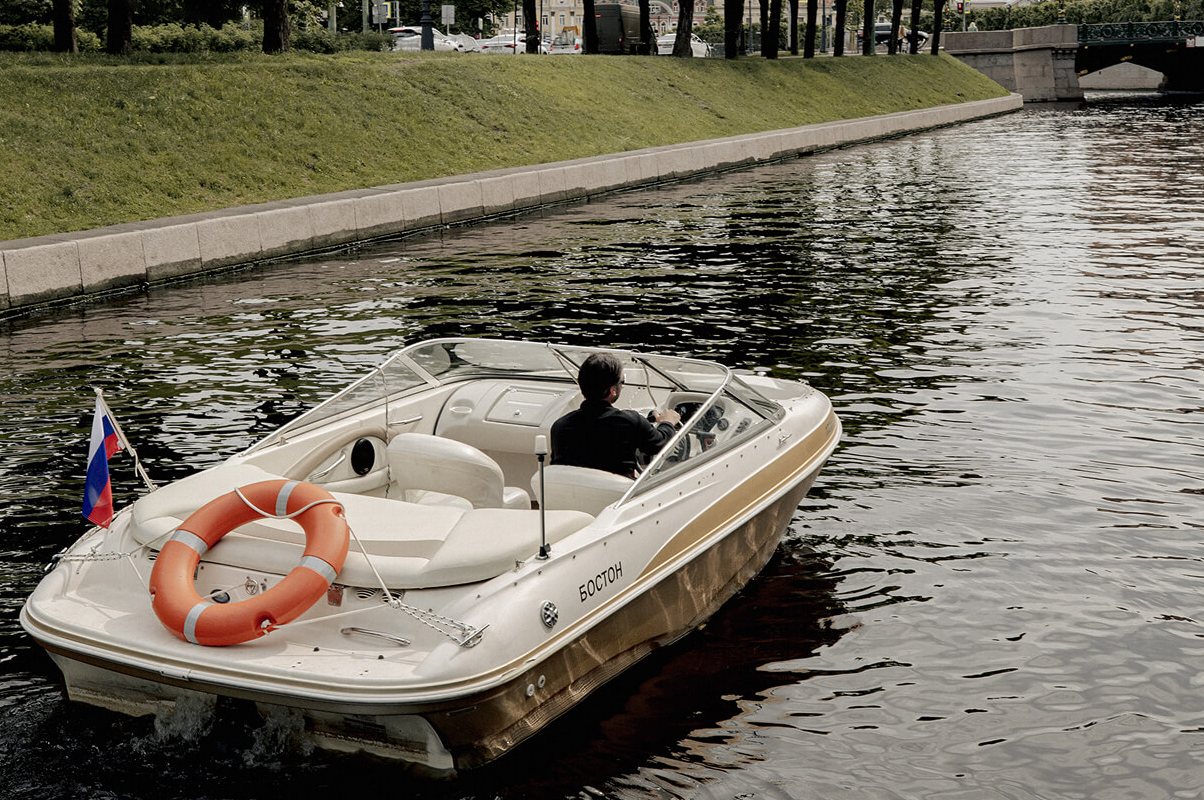 Катер «Бостон» у причала — прокат в СПб