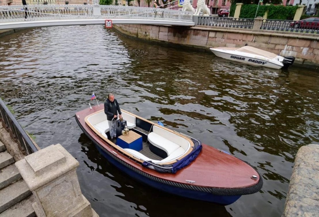 Катер «Ботик» у причала — прокат в СПб