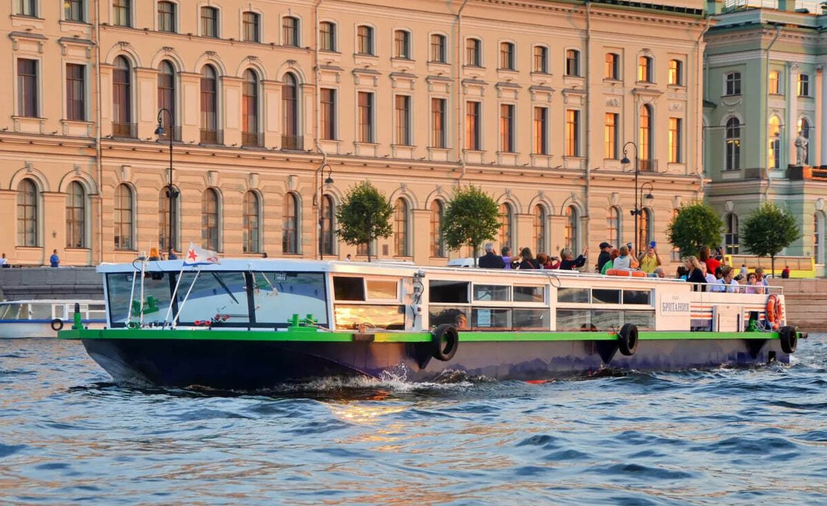 Теплоход «Британия» идёт по каналам Петербурга — фото 16