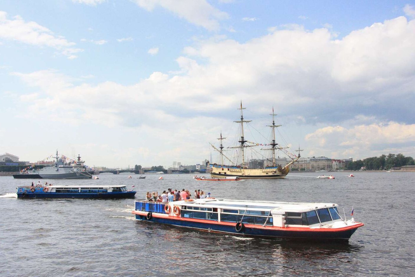 Теплоход «Чародейка» у причала — прокат в СПб