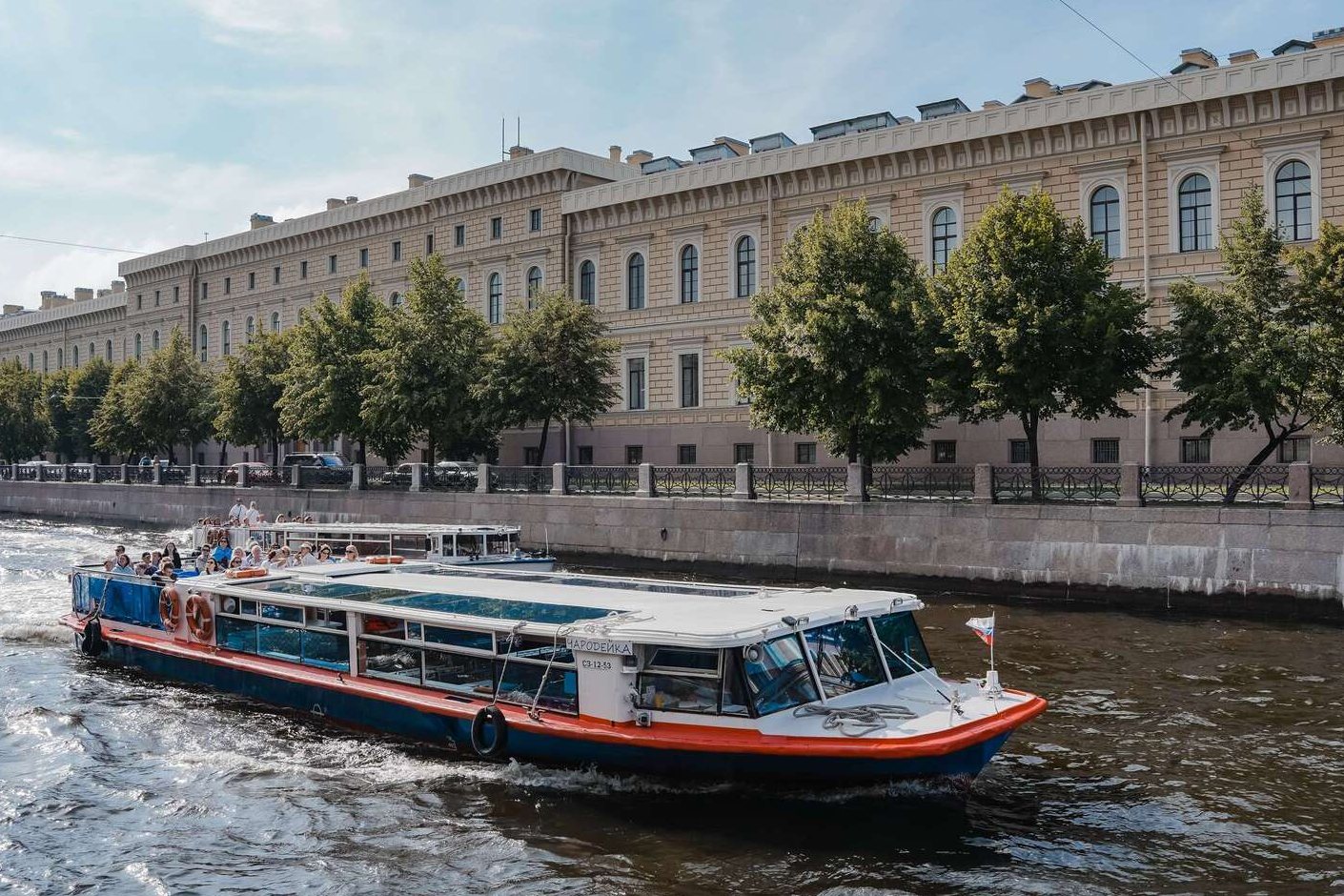Прокат теплохода «Чародейка» в Петербурге — водная прогулка