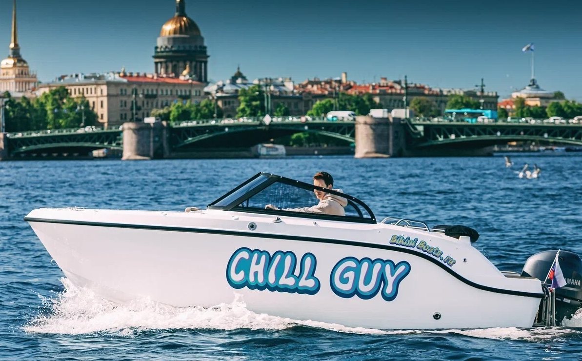 Катер «Чилл Гай / Chill Guy» идёт по каналам Петербурга — фото 16